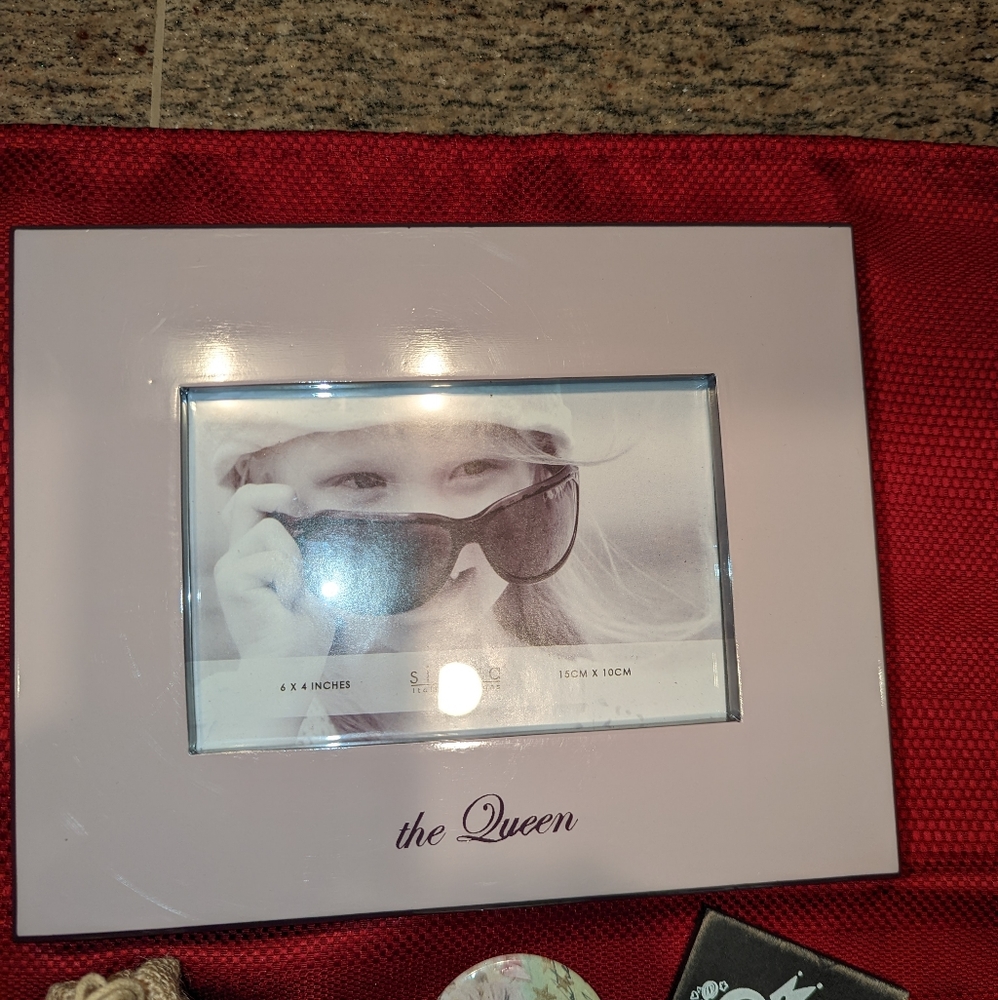 New Purple & Mauve "QUEEN" Photo frame & 12 Queen themed accessories & charms